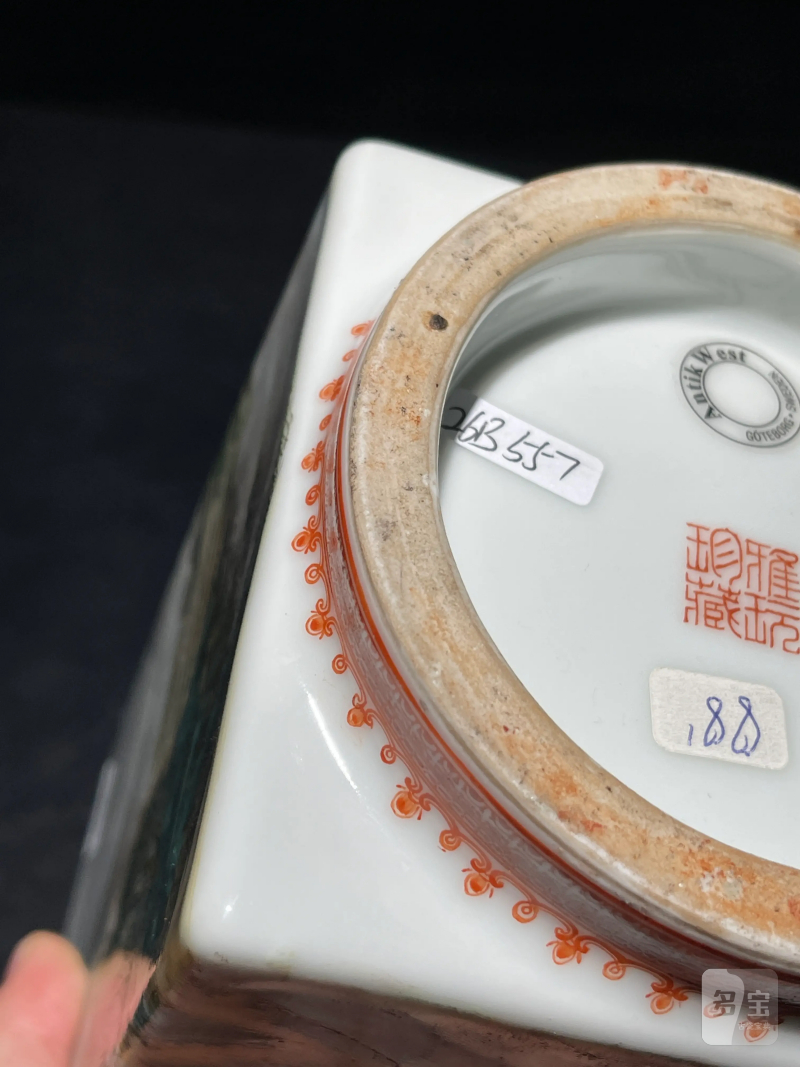 1962年 游海滨画粉彩春耕图琮式瓶 - 图12